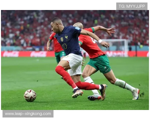 足球明星受伤恢复之路：如何通过专业治疗重返绿茵场